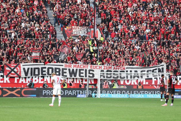 Fans von Bayer 04 Leverkusen sind zu sehen mit Flaggen, Bannern und der Nachricht Videobeweis abschaffen waehrend des Spiels der 1. Bundesliga zwischen Bayer 04 Leverkusen und RB Leipzig, BayArena am 20. September 2026 in Leverkusen, Deutschland. (Foto von Oliver Kaelke DeFodi Images) +++ Supporters of Bayer 04 Leverkusen are seen with flags, banner and the message Videobeweis abschaffen during the Bundesliga match between Bayer 04 Leverkusen and RB Leipzig at BayArena on September 20, 2026 in Leverkusen, Germany. (Photo by Oliver Kaelke DeFodi Images) DFB DFL REGULATIONS PROHIBIT ANY USE OF PHOTOGRAPHS AS IMAGE SEQUENCES AND OR QUASI-VIDEO. (Photo by Oliver Kaelke DeFodi Images) -