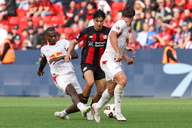 Ezechiel Banzuzi (RB Leipzig), Ibrahim Maza (Bayer 04 Leverkusen) und Willi Orban (RB Leipzig) im Zweikampf waehrend des Spiels der 1. Bundesliga zwischen Bayer 04 Leverkusen und RB Leipzig, BayArena am 20. September 2026 in Leverkusen, Deutschland. (Foto von Oliver Kaelke DeFodi Images) +++ Ezechiel Banzuzi (RB Leipzig), Ibrahim Maza (Bayer 04 Leverkusen) und Willi Orban (RB Leipzig) battle for the ball during the Bundesliga match between Bayer 04 Leverkusen and RB Leipzig at BayArena on September 20, 2026 in Leverkusen, Germany. (Photo by Oliver Kaelke DeFodi Images) DFB DFL REGULATIONS PROHIBIT ANY USE OF PHOTOGRAPHS AS IMAGE SEQUENCES AND OR QUASI-VIDEO. (Photo by Oliver Kaelke DeFodi Images) -