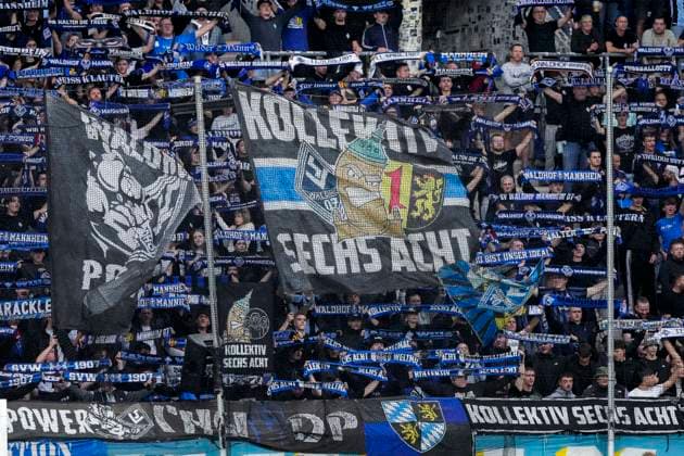 Die Ultras vom SV Waldhof Mannheim schwenken in der Fankurve ihre Fahnen, Heimfans, Fanblock, freuen sich aufs Spiel, Fans, Publikum, Zuschauer, Stimmung, Atmosphäre, Stadion, 20.09.2026, Mannheim (Deutschland), Fussball, 3. Liga, SV Waldhof Mannheim - SC Preußen Münster, DFB DFL REGULATIONS PROHIBIT ANY USE OF PHOTOGRAPHS AS IMAGE SEQUENCES AND OR QUASI-VIDEO.
