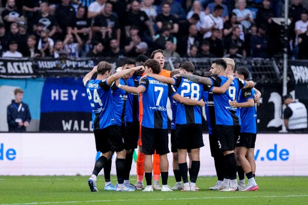 Spieler vom SV Waldhof Mannheim, schwören sich mit einem Mannschaftskreis vor dem Anpfiff ein, Kreis, Teamkreis, Konzentration, Kameradschaft, Ansprache, Motivation, 20.09.2026, Mannheim (Deutschland), Fussball, 3. Liga, SV Waldhof Mannheim - SC Preußen Münster, DFB DFL REGULATIONS PROHIBIT ANY USE OF PHOTOGRAPHS AS IMAGE SEQUENCES AND OR QUASI-VIDEO.