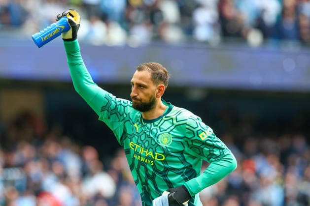 20th September 2026; Etihad Stadium, Manchester, England; Premier League Football, Manchester City versus Sunderland; Gianluigi Donnarumma of Manchester City salutes the crowd pre match RogerxEvans
