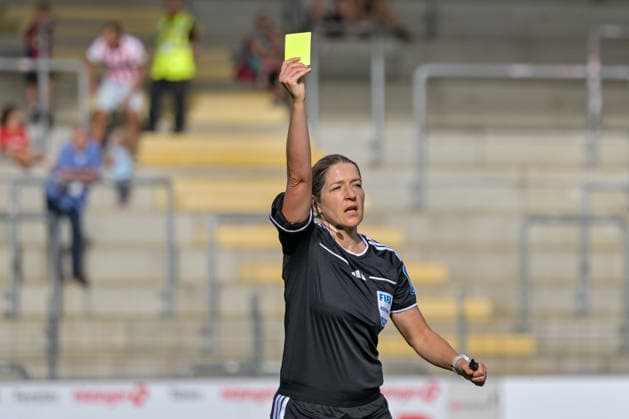 Karoline Wacker (Schiedsrichter) zeigt Lilla Turanyi (Bayer 04 Leverkusen Frauen, 24) die Gelbe Karte. GER, SC Freiburg vs Bayer 04 Leverkusen, Frauen-Fussball, Bundesliga, 5. Spieltag, Saison 2026 2027, 20.09.2026 DFB REGULATIONS PROHIBIT ANY USE OF PHOTOGRAPHS AS IMAGE SEQUENCES AND OR QUASI-VIDEO GER, SC Freiburg vs Bayer 04 Leverkusen, Frauen-Fussball, Bundesliga, 5. Spieltag, Saison 2026 2027, 20.09.2026 Freiburg Copyright: xEibner-Pressefotox EP_THS