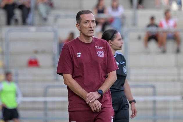 Roberto Paetzold (Bayer 04 Leverkusen Frauen, Trainer) mit neutraler Emotion. GER, SC Freiburg vs Bayer 04 Leverkusen, Frauen-Fussball, Bundesliga, 5. Spieltag, Saison 2026 2027, 20.09.2026 DFB REGULATIONS PROHIBIT ANY USE OF PHOTOGRAPHS AS IMAGE SEQUENCES AND OR QUASI-VIDEO GER, SC Freiburg vs Bayer 04 Leverkusen, Frauen-Fussball, Bundesliga, 5. Spieltag, Saison 2026 2027, 20.09.2026 Freiburg Copyright: xEibner-Pressefotox EP_THS