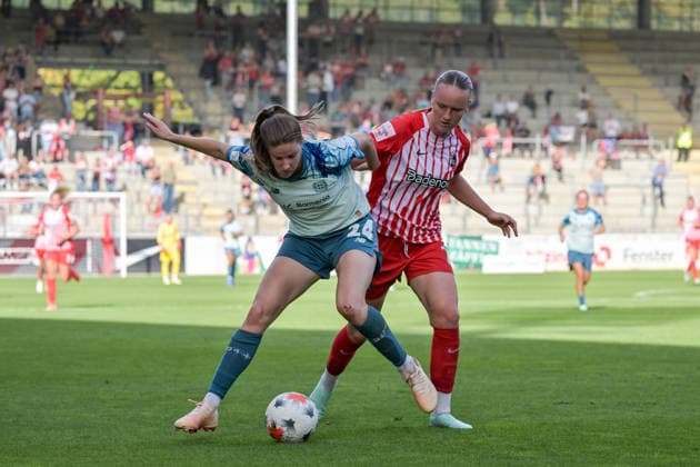 Lilla Turanyi (Bayer 04 Leverkusen Frauen, 24), Luca-Emily Birkholz (SC Freiburg Frauen, 23) im Duell um den Ball. GER, SC Freiburg vs Bayer 04 Leverkusen, Frauen-Fussball, Bundesliga, 5. Spieltag, Saison 2026 2027, 20.09.2026 DFB REGULATIONS PROHIBIT ANY USE OF PHOTOGRAPHS AS IMAGE SEQUENCES AND OR QUASI-VIDEO GER, SC Freiburg vs Bayer 04 Leverkusen, Frauen-Fussball, Bundesliga, 5. Spieltag, Saison 2026 2027, 20.09.2026 Freiburg Copyright: xEibner-Pressefotox EP_THS