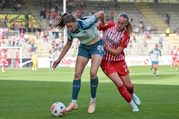 Lilla Turanyi (Bayer 04 Leverkusen Frauen, 24), Luca-Emily Birkholz (SC Freiburg Frauen, 23) im Duell um den Ball. GER, SC Freiburg vs Bayer 04 Leverkusen, Frauen-Fussball, Bundesliga, 5. Spieltag, Saison 2026 2027, 20.09.2026 DFB REGULATIONS PROHIBIT ANY USE OF PHOTOGRAPHS AS IMAGE SEQUENCES AND OR QUASI-VIDEO GER, SC Freiburg vs Bayer 04 Leverkusen, Frauen-Fussball, Bundesliga, 5. Spieltag, Saison 2026 2027, 20.09.2026 Freiburg Copyright: xEibner-Pressefotox EP_THS