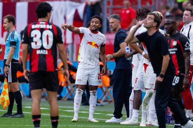 LEVERKUSEN - Christopher Nkunku of RB Leipzig in conversation with head coach Martin Demichelis of RB Leipzig during the Bundesliga match between Bayer 04 Leverkusen and RB Leipzig at the BayArena on 20 September 2026 in Leverkusen, Germany. MARCEL TER BALS ANP Bundesliga 2026 27 xVIxANPxSportx xMarcelxterxBalsxIVx 569402789 originalFilename: 569402789.jpg
