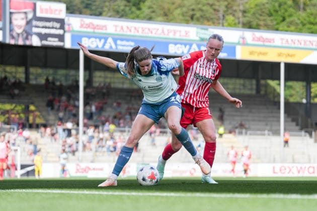 Lilla Turanyi Lilla Turanyi (Bayer 04 Leverkusen, 24) im Zweikampf mit Luca Birkholz (SC Freiburg, 23) , Deutschland, Fussball, GooglePixel Frauen-Bundesliga, 5.Spieltag, 2026 2027, SC Freiburg vs. Bayer 04 Leverkusen, 20.09.2026, Dreisamstadion, Freiburg Freiburg Dreisamstadion Baden-Wuerttemberg Deutschland Copyright: xArnexAmbergx