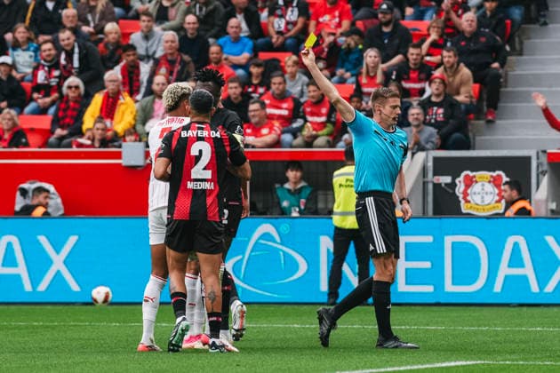 20.09.2026, xjmrgnx, Fussball 1.Bundesliga, Bayer 04 Leverkusen - RB Leipzig v.l. Schiedsrichter Robert Schröder zeigt Antonio Nusa (7, Leipzig) die Gelbe Karte nach einer vermeintlichen Schwalbe (DFL DFB REGULATIONS PROHIBIT ANY USE OF PHOTOGRAPHS as IMAGE SEQUENCES and or QUASI-VIDEO) Leverkusen