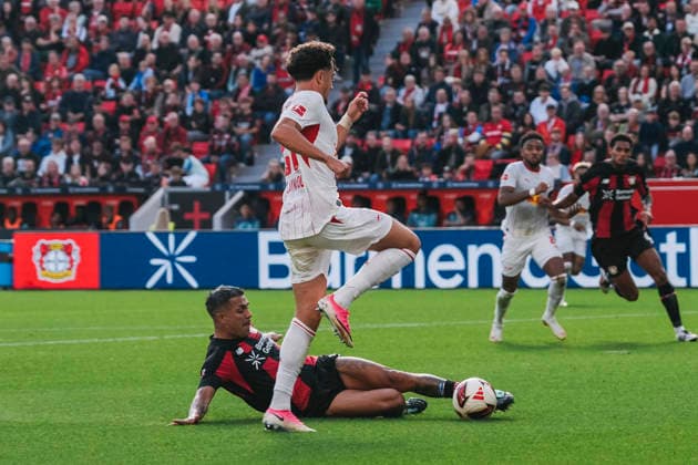 20.09.2026, xjmrgnx, Fussball 1.Bundesliga, Bayer 04 Leverkusen - RB Leipzig v.l. Facundo Medina (2, Leverkusen) klärt den Ball per Grätsche vor Tidiam Gomis (27, Leipzig) (DFL DFB REGULATIONS PROHIBIT ANY USE OF PHOTOGRAPHS as IMAGE SEQUENCES and or QUASI-VIDEO) Leverkusen