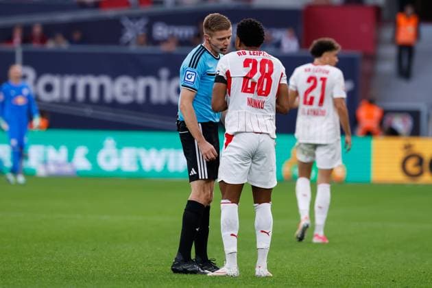 LEVERKUSEN - Referee Robert Schroder in conversation with Christopher Nkunku of RB Leipzig during the Bundesliga match between Bayer 04 Leverkusen and RB Leipzig at the BayArena on 20 September 2026 in Leverkusen, Germany. MARCEL TER BALS ANP Bundesliga 2026 27 xVIxANPxSportx xMarcelxterxBalsxIVx 569402839 originalFilename: 569402839.jpg