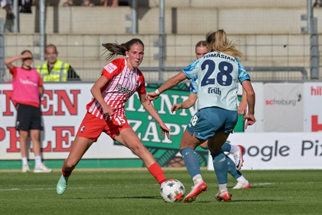 Paulina Tomasiak (Bayer 04 Leverkusen Frauen, 28) vor Maj Schneider (SC Freiburg Frauen, 15) GER, SC Freiburg vs Bayer 04 Leverkusen, Frauen-Fussball, Bundesliga, 5. Spieltag, Saison 2026 2027, 20.09.2026 DFB REGULATIONS PROHIBIT ANY USE OF PHOTOGRAPHS AS IMAGE SEQUENCES AND OR QUASI-VIDEO GER, SC Freiburg vs Bayer 04 Leverkusen, Frauen-Fussball, Bundesliga, 5. Spieltag, Saison 2026 2027, 20.09.2026 Freiburg Copyright: xEibner-Pressefotox EP_THS