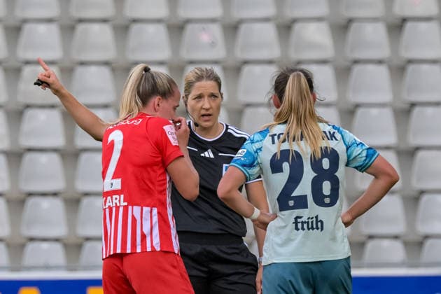 Karoline Wacker (Schiedsrichter) im Gespraech mit Lisa Karl (SC Freiburg Frauen, 02), Paulina Tomasiak (Bayer 04 Leverkusen Frauen, 28) GER, SC Freiburg vs Bayer 04 Leverkusen, Frauen-Fussball, Bundesliga, 5. Spieltag, Saison 2026 2027, 20.09.2026 DFB REGULATIONS PROHIBIT ANY USE OF PHOTOGRAPHS AS IMAGE SEQUENCES AND OR QUASI-VIDEO GER, SC Freiburg vs Bayer 04 Leverkusen, Frauen-Fussball, Bundesliga, 5. Spieltag, Saison 2026 2027, 20.09.2026 Freiburg Copyright: xEibner-Pressefotox EP_THS