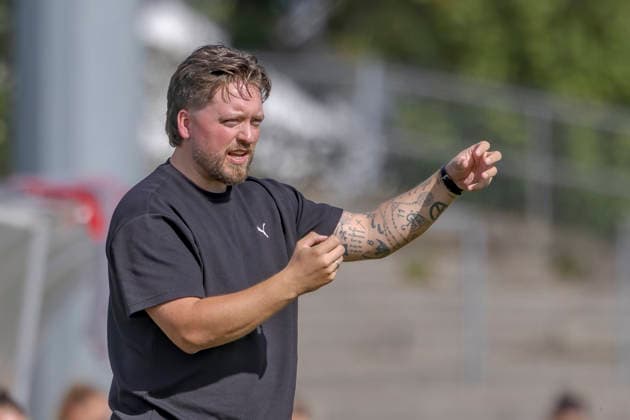 Ingolstadt, Deutschland 20. September 2026: 2. BL Frauen - 2026 2027 - Sp. 7 - FC Ingolstadt 04 gegen Borussia Mönchengladbach Im Bild: Trainer Jonas Spengler (BMG) gestikuliert auf dem Spielfeld. DFL DFB regulations prohibit any use of photographs as image sequences and or quasi-video ESV-Stadion Bayern Copyright: xFotostandx xSchäferx