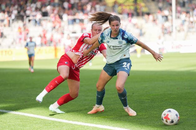 Google Pixel Frauen-Bundesliga: SC Freiburg vs. Bayer 04 Leverkusen, 20.09.2026 Zweikampf zwischen Lilla Turanyi (Bayer 04 Leverkusen, 24) und Luca-Emily Birkholz (SC Freiburg, 23) Google Pixel Frauen-Bundesliga: SC Freiburg vs. Bayer 04 Leverkusen, Dreisamstadion, 20.09.2026 DFB DFL REGULATIONS PROHIBIT ANY USE OF PHOTOGRAPHS AS IMAGE SEQUENCES AND OR QUASI-VIDEO. Copyright: xBEAUTIFULxSPORTS Boscox