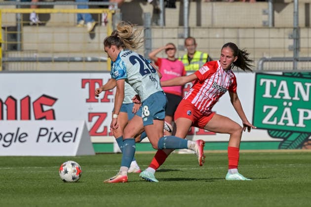 Paulina Tomasiak (Bayer 04 Leverkusen Frauen, 28) vor Maj Schneider (SC Freiburg Frauen, 15) GER, SC Freiburg vs Bayer 04 Leverkusen, Frauen-Fussball, Bundesliga, 5. Spieltag, Saison 2026 2027, 20.09.2026 DFB REGULATIONS PROHIBIT ANY USE OF PHOTOGRAPHS AS IMAGE SEQUENCES AND OR QUASI-VIDEO GER, SC Freiburg vs Bayer 04 Leverkusen, Frauen-Fussball, Bundesliga, 5. Spieltag, Saison 2026 2027, 20.09.2026 Freiburg Copyright: xEibner-Pressefotox EP_THS
