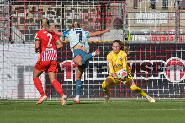 Cornelia Kramer (Bayer 04 Leverkusen Frauen, 07) mit einem Kopfball vor Anna Reimann (SC Freiburg Frauen, 38), Lisa Karl (SC Freiburg Frauen, 02) kann sie nicht hindern. GER, SC Freiburg vs Bayer 04 Leverkusen, Frauen-Fussball, Bundesliga, 5. Spieltag, Saison 2026 2027, 20.09.2026 DFB REGULATIONS PROHIBIT ANY USE OF PHOTOGRAPHS AS IMAGE SEQUENCES AND OR QUASI-VIDEO GER, SC Freiburg vs Bayer 04 Leverkusen, Frauen-Fussball, Bundesliga, 5. Spieltag, Saison 2026 2027, 20.09.2026 Freiburg Copyright: xEibner-Pressefotox EP_THS