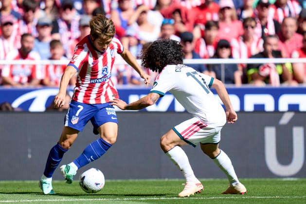 ESP: Atletico de Madrid - Real Madrid. La Liga EA Sports. Matchday 7. Kang-in Lee of Atletico de Madrid and Marc Cucurella of Real Madrid CF during the La Liga EA Sports match between Atletico de Madrid and Real Madrid CF played at Riyadh Metropolitano Stadium on September 20, 2026 in Madrid, Spain. kpng Copyright: xCesarxCebollax xPRESSINPHOTOx PS_2627_ATM_RMA_024