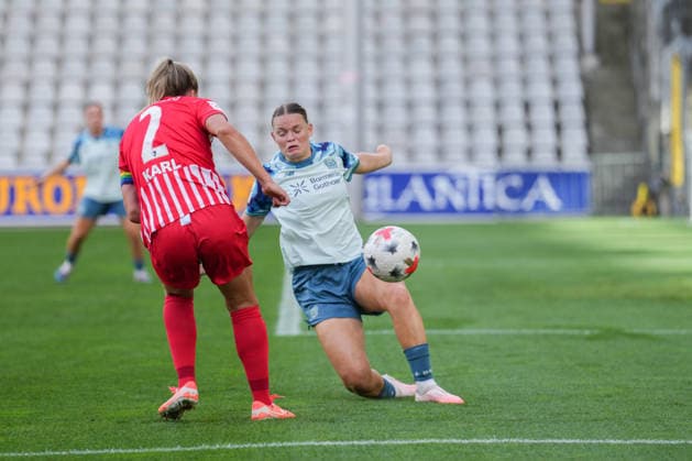 Google Pixel Frauen-Bundesliga: SC Freiburg vs. Bayer 04 Leverkusen, 20.09.2026 Lisa Karl (SC Freiburg, 2) mit einer Flanke, welche von Justine Brandau (Bayer 04 Leverkusen, 8) abgefälscht wird Google Pixel Frauen-Bundesliga: SC Freiburg vs. Bayer 04 Leverkusen, Dreisamstadion, 20.09.2026 DFB DFL REGULATIONS PROHIBIT ANY USE OF PHOTOGRAPHS AS IMAGE SEQUENCES AND OR QUASI-VIDEO. Copyright: xBEAUTIFULxSPORTS Boscox