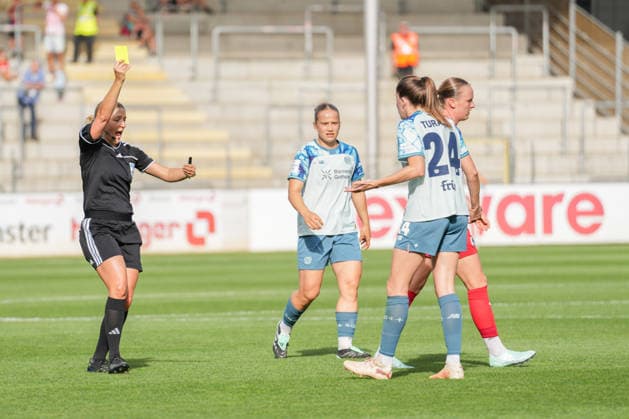 Google Pixel Frauen-Bundesliga: SC Freiburg vs. Bayer 04 Leverkusen, 20.09.2026 Karoline Wacker (Schiedsrichterin) mit der Gelben Karte für Lilla Turanyi (Bayer 04 Leverkusen, 24) Google Pixel Frauen-Bundesliga: SC Freiburg vs. Bayer 04 Leverkusen, Dreisamstadion, 20.09.2026 DFB DFL REGULATIONS PROHIBIT ANY USE OF PHOTOGRAPHS AS IMAGE SEQUENCES AND OR QUASI-VIDEO. Copyright: xBEAUTIFULxSPORTS Boscox