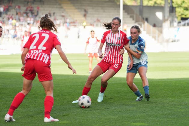 Google Pixel Frauen-Bundesliga: SC Freiburg vs. Bayer 04 Leverkusen, 20.09.2026 Maj Schneider (SC Freiburg, 15) am Ball und im Zweikampf mit Sofie Zdebel (Bayer 04 Leverkusen, 16) Google Pixel Frauen-Bundesliga: SC Freiburg vs. Bayer 04 Leverkusen, Dreisamstadion, 20.09.2026 DFB DFL REGULATIONS PROHIBIT ANY USE OF PHOTOGRAPHS AS IMAGE SEQUENCES AND OR QUASI-VIDEO. Copyright: xBEAUTIFULxSPORTS Boscox