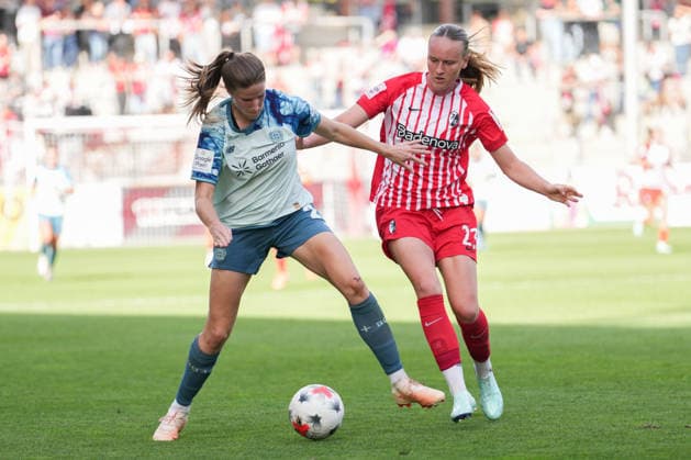Google Pixel Frauen-Bundesliga: SC Freiburg vs. Bayer 04 Leverkusen, 20.09.2026 Zweikampf zwischen Lilla Turanyi (Bayer 04 Leverkusen, 24) und Luca-Emily Birkholz (SC Freiburg, 23) Google Pixel Frauen-Bundesliga: SC Freiburg vs. Bayer 04 Leverkusen, Dreisamstadion, 20.09.2026 DFB DFL REGULATIONS PROHIBIT ANY USE OF PHOTOGRAPHS AS IMAGE SEQUENCES AND OR QUASI-VIDEO. Copyright: xBEAUTIFULxSPORTS Boscox