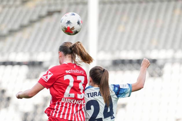 Google Pixel Frauen-Bundesliga: SC Freiburg vs. Bayer 04 Leverkusen, 20.09.2026 Kopfballduell zwischen Luca-Emily Birkholz (SC Freiburg, 23) und Lilla Turanyi (Bayer 04 Leverkusen, 24) Google Pixel Frauen-Bundesliga: SC Freiburg vs. Bayer 04 Leverkusen, Dreisamstadion, 20.09.2026 DFB DFL REGULATIONS PROHIBIT ANY USE OF PHOTOGRAPHS AS IMAGE SEQUENCES AND OR QUASI-VIDEO. Copyright: xBEAUTIFULxSPORTS Boscox