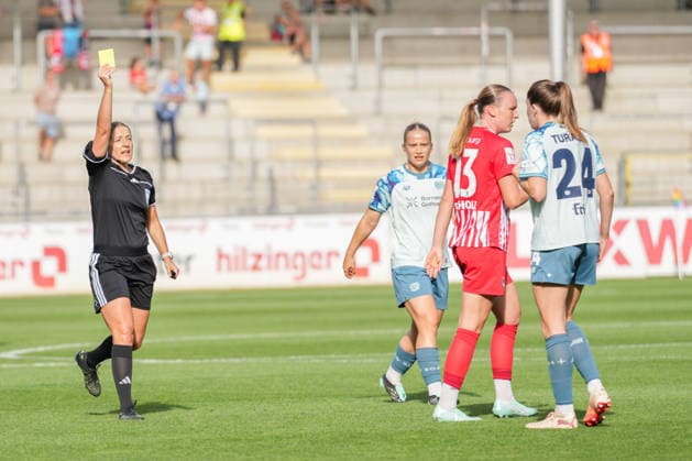 Google Pixel Frauen-Bundesliga: SC Freiburg vs. Bayer 04 Leverkusen, 20.09.2026 Karoline Wacker (Schiedsrichterin) mit der Gelben Karte für Lilla Turanyi (Bayer 04 Leverkusen, 24) Google Pixel Frauen-Bundesliga: SC Freiburg vs. Bayer 04 Leverkusen, Dreisamstadion, 20.09.2026 DFB DFL REGULATIONS PROHIBIT ANY USE OF PHOTOGRAPHS AS IMAGE SEQUENCES AND OR QUASI-VIDEO. Copyright: xBEAUTIFULxSPORTS Boscox