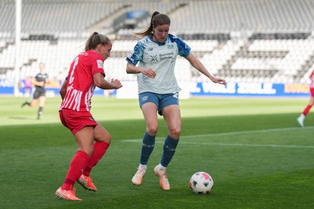 Google Pixel Frauen-Bundesliga: SC Freiburg vs. Bayer 04 Leverkusen, 20.09.2026 Zweikampf zwischen Lisa Karl (SC Freiburg, 2) und Lilla Turanyi (Bayer 04 Leverkusen, 24) Google Pixel Frauen-Bundesliga: SC Freiburg vs. Bayer 04 Leverkusen, Dreisamstadion, 20.09.2026 DFB DFL REGULATIONS PROHIBIT ANY USE OF PHOTOGRAPHS AS IMAGE SEQUENCES AND OR QUASI-VIDEO. Copyright: xBEAUTIFULxSPORTS Boscox