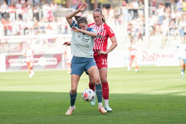 Google Pixel Frauen-Bundesliga: SC Freiburg vs. Bayer 04 Leverkusen, 20.09.2026 Zweikampf zwischen Lilla Turanyi (Bayer 04 Leverkusen, 24) und Luca-Emily Birkholz (SC Freiburg, 23) Google Pixel Frauen-Bundesliga: SC Freiburg vs. Bayer 04 Leverkusen, Dreisamstadion, 20.09.2026 DFB DFL REGULATIONS PROHIBIT ANY USE OF PHOTOGRAPHS AS IMAGE SEQUENCES AND OR QUASI-VIDEO. Copyright: xBEAUTIFULxSPORTS Boscox