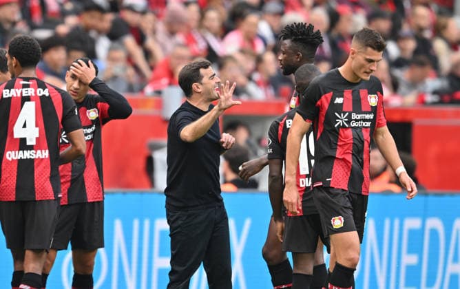 Trainer Carles Martinez (Bayer Leverkusen) gibt Anweisungen, (r-l) Patrik Schick (Bayer Leverkusen), Edmond Tapsoba (Bayer Leverkusen), Trainer Carles Martinez (Bayer Leverkusen). Fussball 1. Bundesliga, 4.Spieltag, Bayer 04 Leverkusen - RB Leipzig, am 20.09.2026 in Leverkusen Deutschland. DFL regulations prohibit any use of photographs as image sequences and or quasi-video Ã‚Â