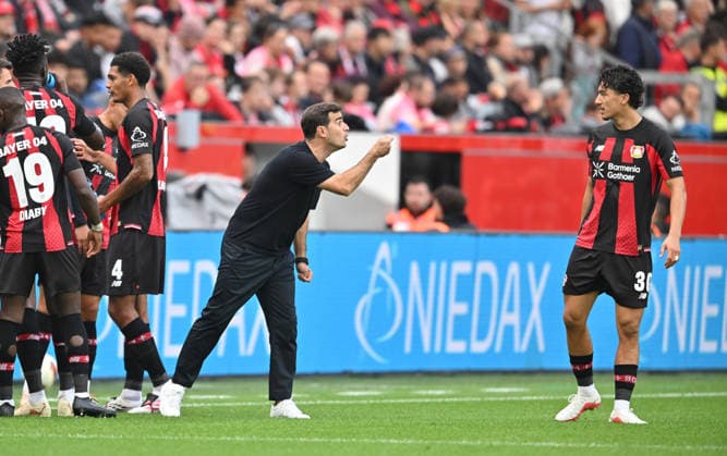 Trainer Carles Martinez (Bayer Leverkusen) gibt Anweisungen, r. Ibrahim Maza (Bayer Leverkusen), Fussball 1. Bundesliga, 4.Spieltag, Bayer 04 Leverkusen - RB Leipzig, am 20.09.2026 in Leverkusen Deutschland. DFL regulations prohibit any use of photographs as image sequences and or quasi-video Ã‚Â
