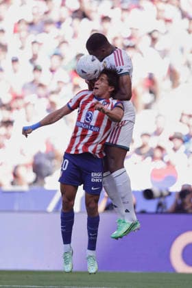 RECORD DATE NOT STATED Denzel Dumfries (Real Madrid CF) and Giuliano Simeone (Atletico de Madrid) battle for the ball during the LaLiga EA Sports match between Club AtlÃ tico de Madrid and Real Madrid CF at Riyadh Air Metropolitano on September 20, 2026 in Madrid, Spain. (Photo by Manu Reino DeFodi Images) -
