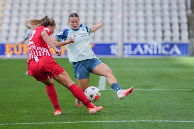 Google Pixel Frauen-Bundesliga: SC Freiburg vs. Bayer 04 Leverkusen, 20.09.2026 Lisa Karl (SC Freiburg, 2) mit einer Flanke Google Pixel Frauen-Bundesliga: SC Freiburg vs. Bayer 04 Leverkusen, Dreisamstadion, 20.09.2026 DFB DFL REGULATIONS PROHIBIT ANY USE OF PHOTOGRAPHS AS IMAGE SEQUENCES AND OR QUASI-VIDEO. Copyright: xBEAUTIFULxSPORTS Boscox
