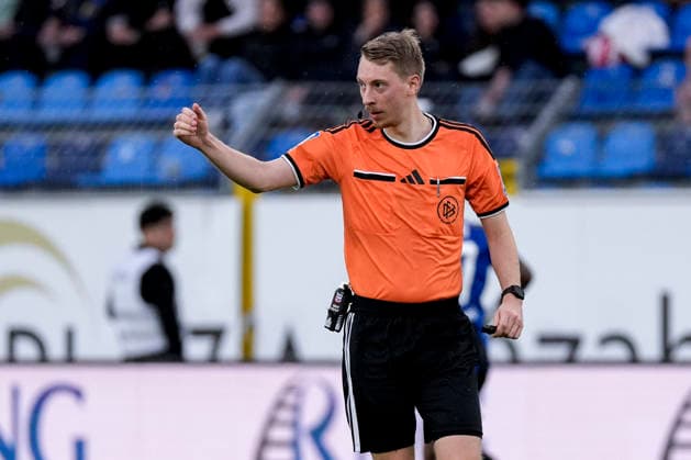 Ben Henry Uhrig (Schiedsrichter), gibt Anweisungen, gestikuliert, mit den Armen gestikulieren, Einzelbild, Einzelfoto, Aktion, Action, 20.09.2026, Mannheim (Deutschland), Fussball, 3. Liga, SV Waldhof Mannheim - SC Preußen Münster, DFB DFL REGULATIONS PROHIBIT ANY USE OF PHOTOGRAPHS AS IMAGE SEQUENCES AND OR QUASI-VIDEO.