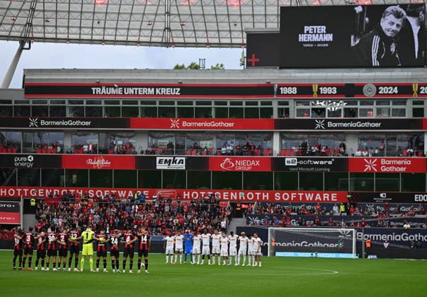 20.09.2026, xophax, Fussball 1.Bundesliga, Bayer 04 Leverkusen - RB Leipzig Gedenkminute beider Mannschaften an den verstorbenen Peter Hermann. (DFL DFB REGULATIONS PROHIBIT ANY USE OF PHOTOGRAPHS as IMAGE SEQUENCES and or QUASI-VIDEO) Leverkusen