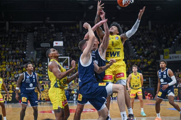 20.09.2026, GER, Basketball, Bundesliga 1.Spieltag, Saison 2026 2027, Oldenburg, EWE Arena, EWE Baskets Oldenburg vs Syntainics MBC Tylan POPE ( EWE Baskets Oldenburg 9 ) Jure PLANINIC ( Syntainics MBC 44 ) Borisa SIMANIC ( Syntainics MBC 22 ) Oldenburg EWE Arena Niedersachsen Deutschland Copyright: xnordphotoxGmbHx xRojahnx
