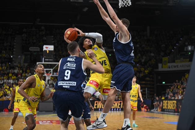 20.09.2026, GER, Basketball, Bundesliga 1.Spieltag, Saison 2026 2027, Oldenburg, EWE Arena, EWE Baskets Oldenburg vs Syntainics MBC Tylan POPE ( EWE Baskets Oldenburg 9 ) Kresimir NIKIC ( Syntainics MBC 9 ) Borisa SIMANIC ( Syntainics MBC 22 ) Oldenburg EWE Arena Niedersachsen Deutschland Copyright: xnordphotoxGmbHx xRojahnx