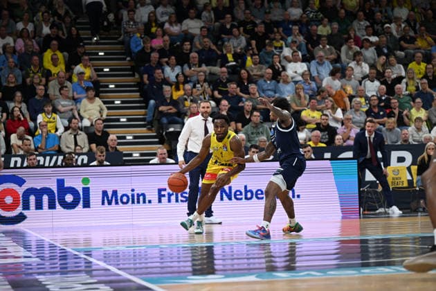 20.09.2026, GER, Basketball, Bundesliga 1.Spieltag, Saison 2026 2027, Oldenburg, EWE Arena, EWE Baskets Oldenburg vs Syntainics MBC Jeremy ROACH ( EWE Baskets Oldenburg 5 ) DeLonnie HUNT ( Syntainics MBC 3 ) Oldenburg EWE Arena Niedersachsen Deutschland Copyright: xnordphotoxGmbHx xRojahnx