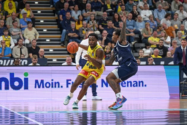 20.09.2026, GER, Basketball, Bundesliga 1.Spieltag, Saison 2026 2027, Oldenburg, EWE Arena, EWE Baskets Oldenburg vs Syntainics MBC Jeremy ROACH ( EWE Baskets Oldenburg 5 ) DeLonnie HUNT ( Syntainics MBC 3 ) Oldenburg EWE Arena Niedersachsen Deutschland Copyright: xnordphotoxGmbHx xRojahnx