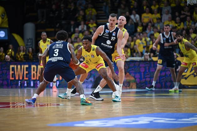 20.09.2026, GER, Basketball, Bundesliga 1.Spieltag, Saison 2026 2027, Oldenburg, EWE Arena, EWE Baskets Oldenburg vs Syntainics MBC DeLonnie HUNT ( Syntainics MBC 3 ) Jeremy ROACH ( EWE Baskets Oldenburg 5 ) Borisa SIMANIC ( Syntainics MBC 22 ) Seth HINRICHS ( EWE Baskets Oldenburg 21 ) Oldenburg EWE Arena Niedersachsen Deutschland Copyright: xnordphotoxGmbHx xRojahnx