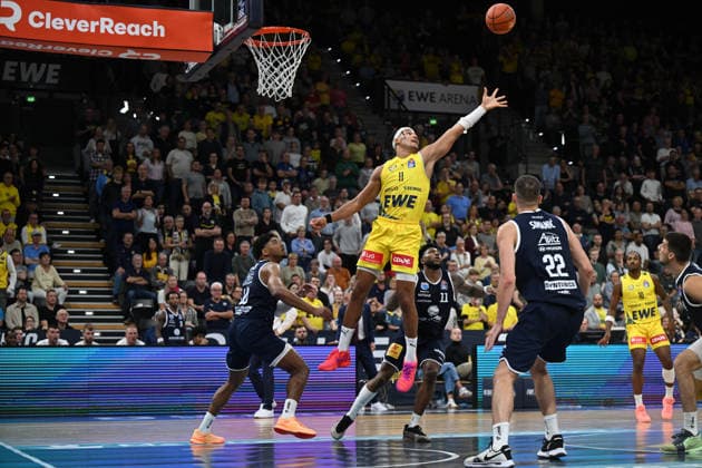 20.09.2026, GER, Basketball, Bundesliga 1.Spieltag, Saison 2026 2027, Oldenburg, EWE Arena, EWE Baskets Oldenburg vs Syntainics MBC Nicholas TISCHLER ( EWE Baskets Oldenburg 11 ) streckt sich nach dem Ball Oldenburg EWE Arena Niedersachsen Deutschland Copyright: xnordphotoxGmbHx xRojahnx