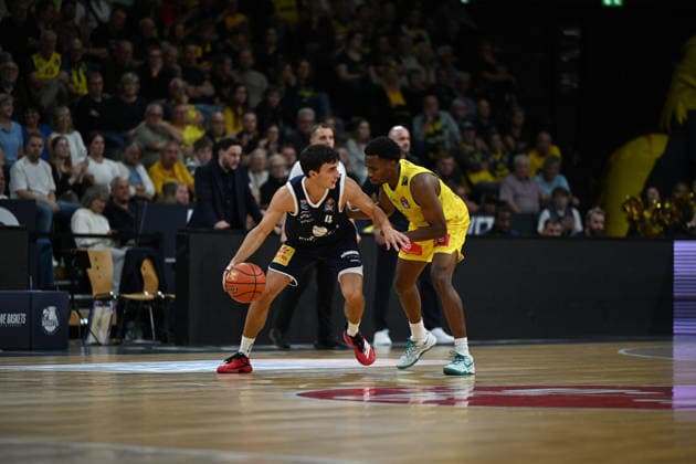 20.09.2026, GER, Basketball, Bundesliga 1.Spieltag, Saison 2026 2027, Oldenburg, EWE Arena, EWE Baskets Oldenburg vs Syntainics MBC Vuk RADOJICIC ( Syntainics MBC 4 ) Jeremy ROACH ( EWE Baskets Oldenburg 5 ) Oldenburg EWE Arena Niedersachsen Deutschland Copyright: xnordphotoxGmbHx xRojahnx