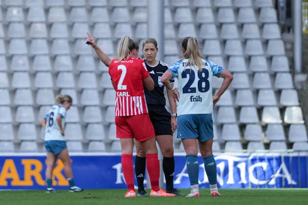 Lisa Karl (SC Freiburg, 02) und Paulina Tomasiak (Bayer 04 Leverkusen, 28) bei Karoline Wacker (Schiedsrichterin) , Deutschland, Fussball, GooglePixel Frauen-Bundesliga, 5.Spieltag, 2026 2027, SC Freiburg vs. Bayer 04 Leverkusen, 20.09.2026, Dreisamstadion, Freiburg Freiburg Dreisamstadion Baden-Wuerttemberg Deutschland Copyright: xArnexAmbergx