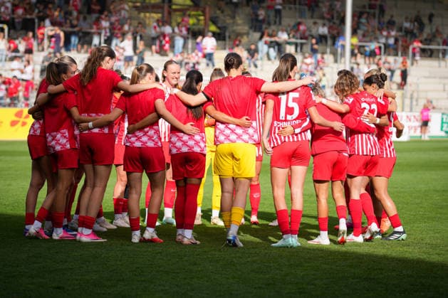 Fussball, Google Pixel Frauen-Bundesliga, 5. Spieltag, 2026 2027, SC Freiburg vs. Bayer 04 Leverkusen, 20.09.2026, Dreisamstadion, Freiburg, Mannschaft, Spielerinnen, Kreis, Freiburg Dreisamstadion Baden-Württemberg Deutschland Copyright: xFINLEYxMÖRCHx
