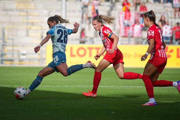 Sport Bilder des Tages Fussball, Google Pixel Frauen-Bundesliga, 5. Spieltag, 2026 2027, SC Freiburg vs. Bayer 04 Leverkusen, 20.09.2026, Dreisamstadion, Freiburg, Paulina Tomasiak (Bayer 04 Leverkusen, 28) Lisa Karl (SC Freiburg, 02) Freiburg Dreisamstadion Baden-Württemberg Deutschland Copyright: xFINLEYxMÖRCHx