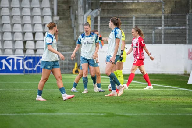 Fussball, Google Pixel Frauen-Bundesliga, 5. Spieltag, 2026 2027, SC Freiburg vs. Bayer 04 Leverkusen, 20.09.2026, Dreisamstadion, Freiburg, Claudia Wenger (Bayer 04 Leverkusen, 05) Paulina Tomasiak (Bayer 04 Leverkusen, 28) Freiburg Dreisamstadion Baden-Württemberg Deutschland Copyright: xFINLEYxMÖRCHx