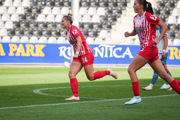 Fussball, Google Pixel Frauen-Bundesliga, 5. Spieltag, 2026 2027, SC Freiburg vs. Bayer 04 Leverkusen, 20.09.2026, Dreisamstadion, Freiburg, Carina Brunold (SC Freiburg, 14) Maj Schneider (SC Freiburg, 15) Eigentor, Jubel, Freiburg Dreisamstadion Baden-Württemberg Deutschland Copyright: xFINLEYxMÖRCHx