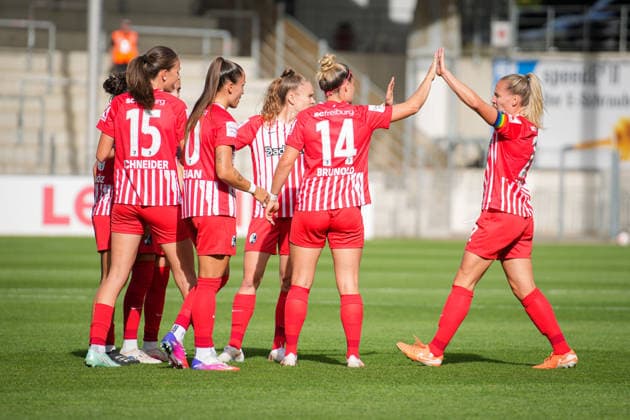 Fussball, Google Pixel Frauen-Bundesliga, 5. Spieltag, 2026 2027, SC Freiburg vs. Bayer 04 Leverkusen, 20.09.2026, Dreisamstadion, Freiburg, Jubel, Eigentor, Carina Brunold (SC Freiburg, 14) Lisa Karl (SC Freiburg, 02) Freiburg Dreisamstadion Baden-Württemberg Deutschland Copyright: xFINLEYxMÖRCHx