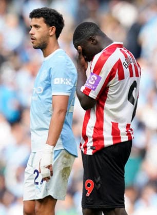 Manchester, England, 20th September 2026. A dejected Brian Brobbey of Sunderland as City players celebrate the win during the Manchester City vs Sunderland Premier League match at the Etihad Stadium, Manchester. Picture credit should read: Andrew Yates Sportimage EDITORIAL USE ONLY. No use with unauthorised audio, video, data, fixture lists, club league logos or live services. Online in-match use limited to 120 images, no video emulation. No use in betting, games or single club league player publications. SPI_088_AY_ManCity_Sunderland SPI-5012-0088