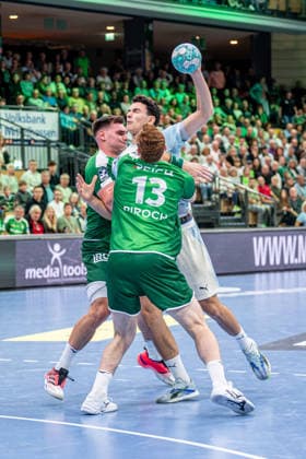 OPEL Handball Bundesliga; HSG Wetzlar - VfL Gummersbach, 20.09.26 Nikola Roganovic (VfL Gummersbach, 23), Josip Simic (HSG Wetzlar, 10), Tomas Piroch (HSG Wetzlar, 13) OPEL Handball Bundesliga; HSG Wetzlar - VfL Gummersbach: Wetzlar, 20.09.26 Copyright: xBEAUTIFULxSPORTS Roeczeyx